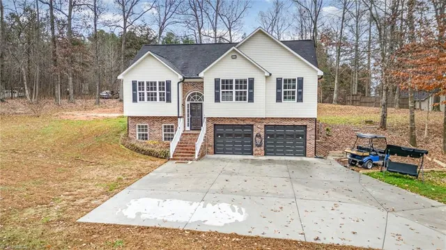 $370,000 | 157 Midvalley Court, Lexington, NC 27295
