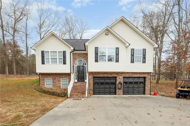 $370,000 | 157 Midvalley Court, Lexington, NC 27295