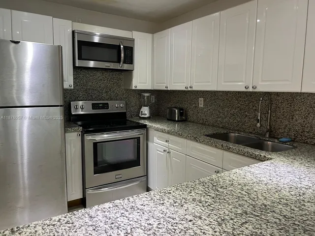 $695,000 | 2301 Collins Avenue, Unit 632, Miami Beach, FL 33139