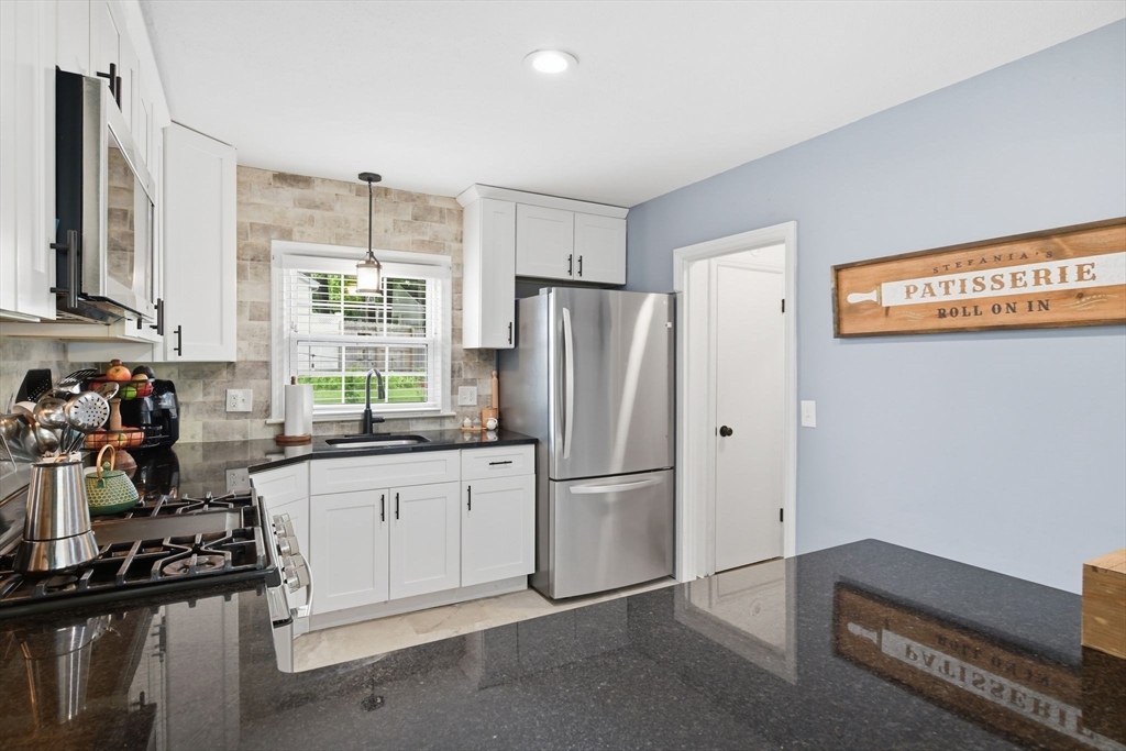 620 Roosevelt Avenue Springfield, MA 01118 - Photo 8 of 42
