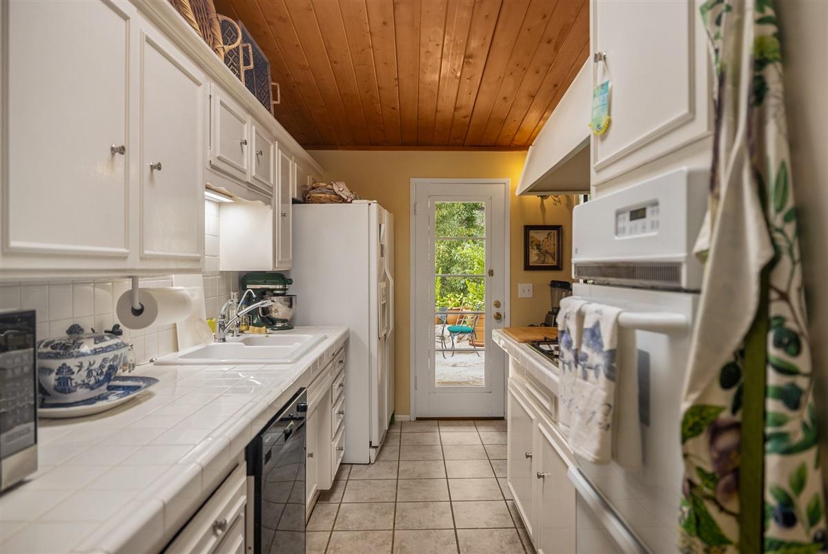 460 D San Ysidro Road Santa Barbara, CA 93108 - Photo 8 of 26 08-8D5A0069-HDR