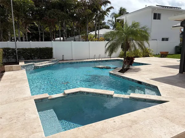 a view of a backyard