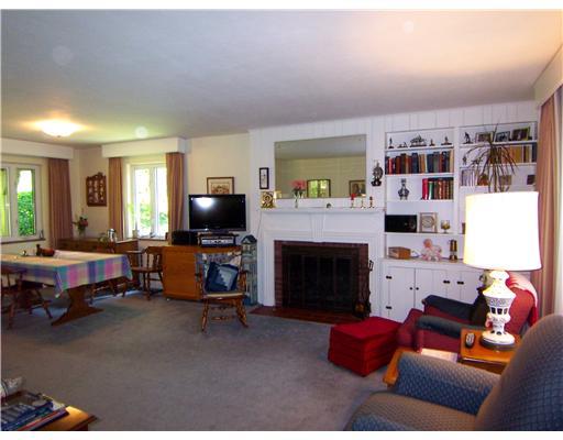 324 Edgewood Road Forest Hills, PA 15221 - Photo 4 of 18 Living Room.