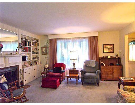 324 Edgewood Road Forest Hills, PA 15221 - Photo 5 of 18 Living Room.