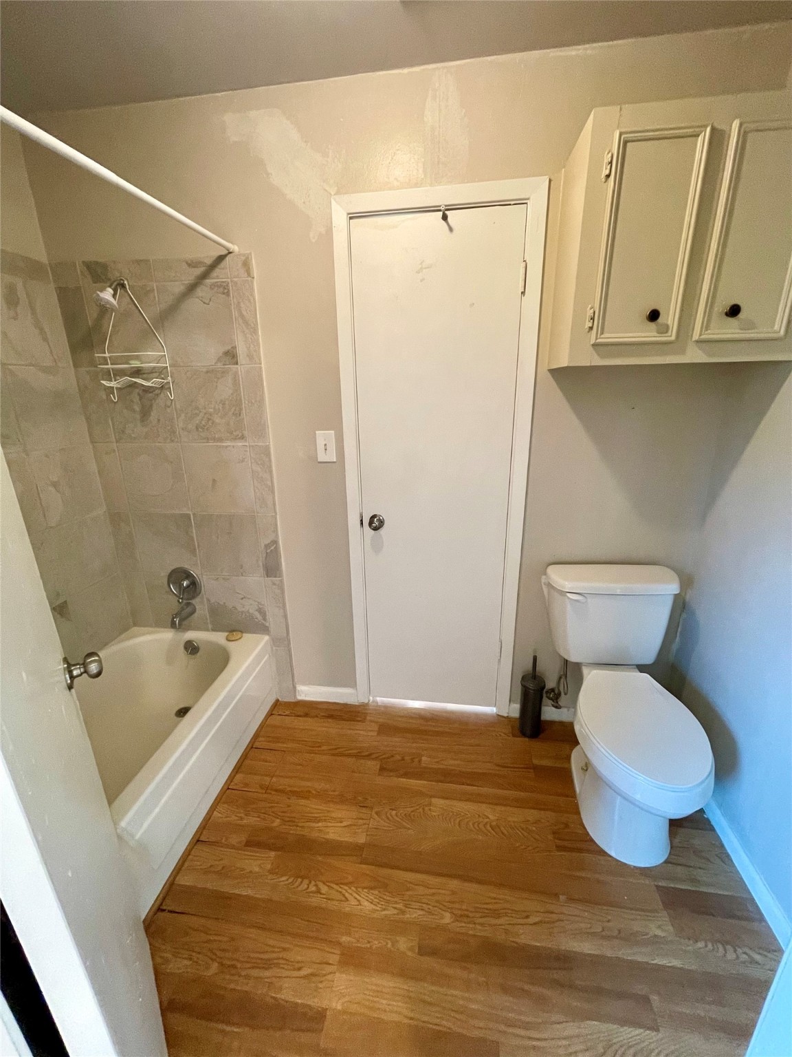 2931 Whitman Drive Montgomery, TX 77356 - Photo 34 of 49 a bathroom with a sink a toilet and bathtub