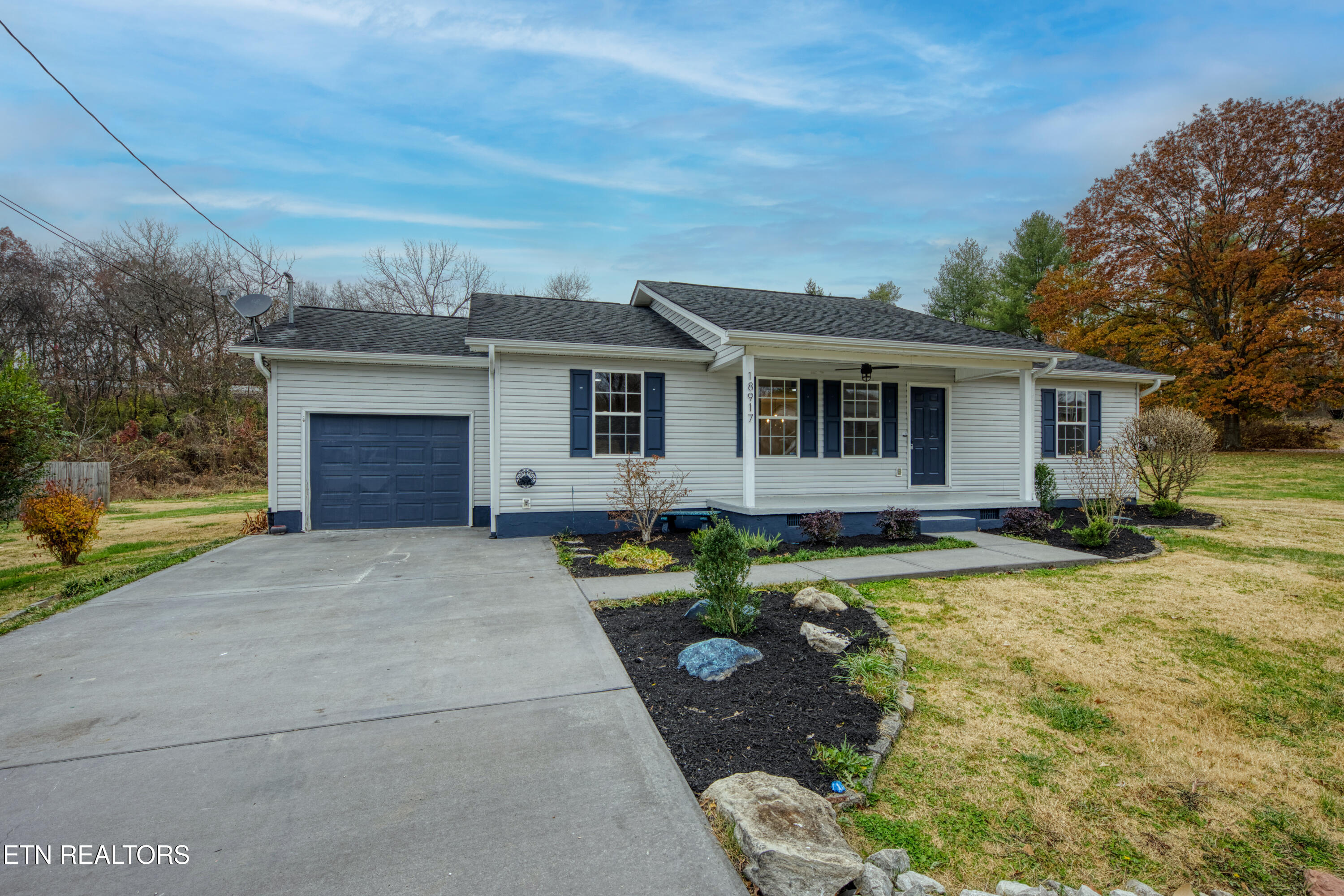 18917 Martel Road Lenoir City, TN 37772 - Photo 2 of 25 0H3A0018_57