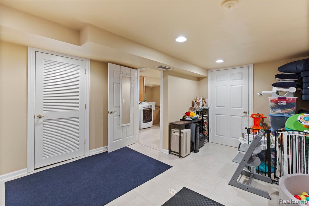 1395 Roslyn Road Grosse Pointe Woods, MI 48236 - Photo 30 of 43