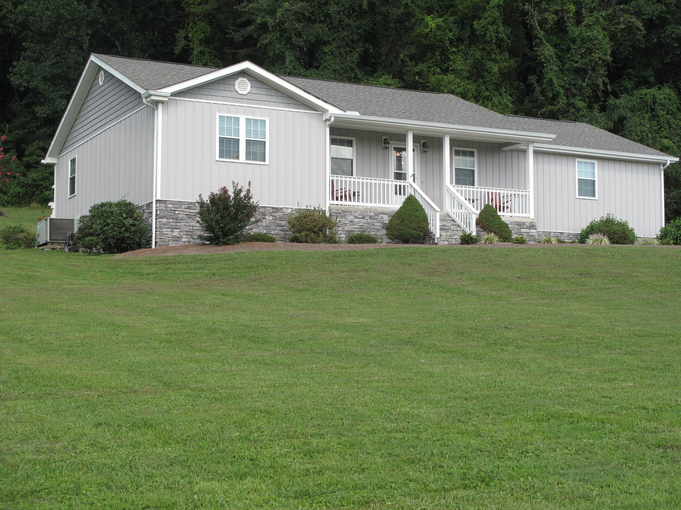1138 Loop Road La Follette, TN 37766 - Photo 3 of 16 IMG_3829