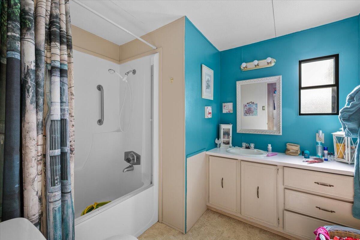 301 Freeman Road, Unit 92 Central Point, OR 97502 - Photo 13 of 16 a bathroom with a tub a sink and a mirror