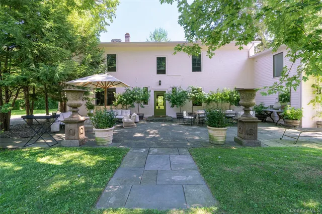 a view of a house with backyard