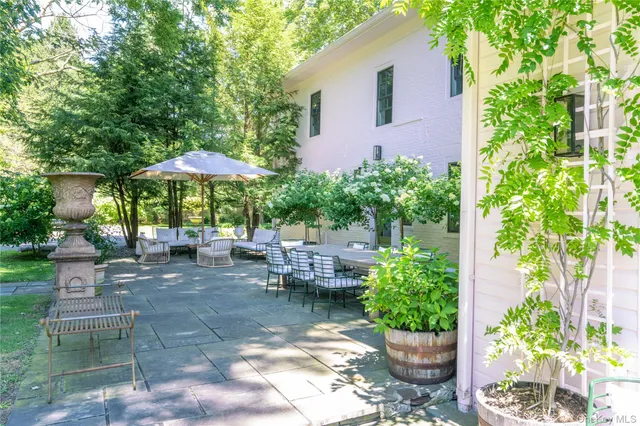 a view of a yard with a house