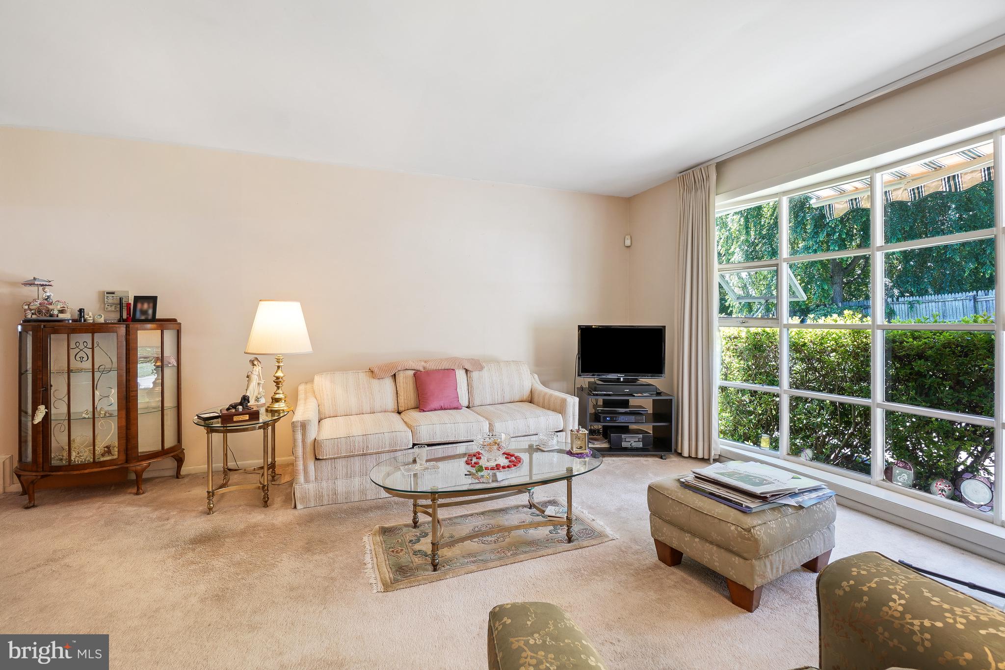 16011 Jerald Road Laurel, MD 20707 - Photo 17 of 48 Living Room