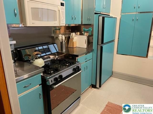 5093 Vera Cruz Road North Emmaus, PA 18049 - Photo 9 of 47 Retro kitchen