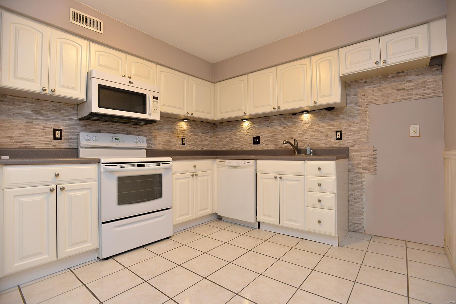 4539 Little Rock Road, Unit J St. Louis, MO 63128 - Photo 5 of 24 Gallery Image 5