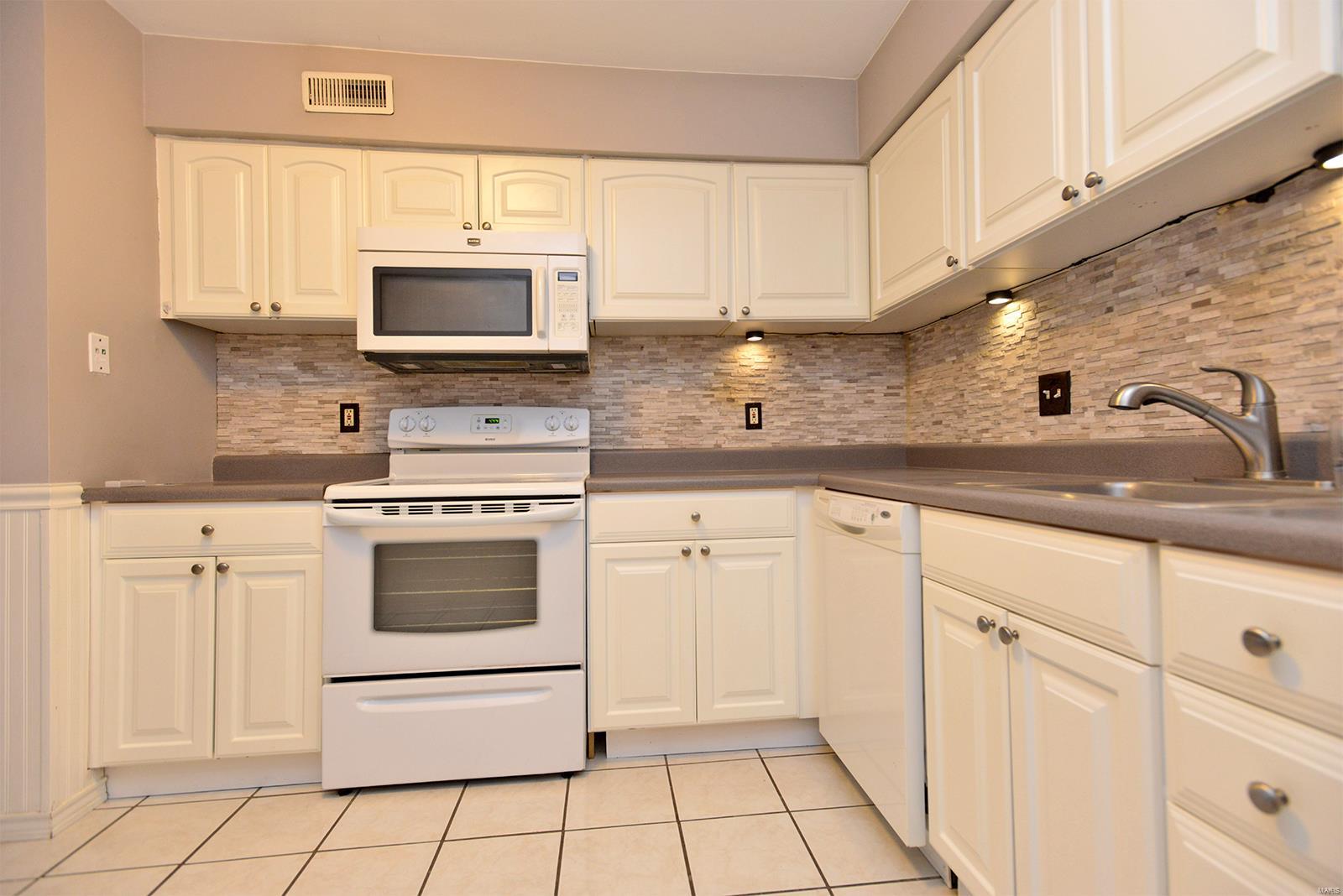 4539 Little Rock Road, Unit J St. Louis, MO 63128 - Photo 6 of 24 Gallery Image 6