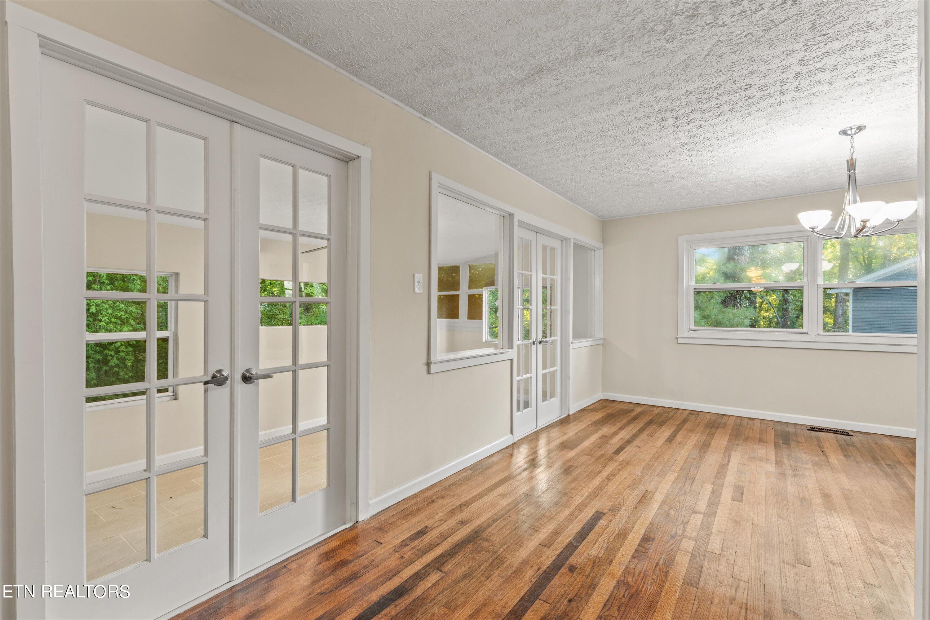 104 East Damascus Road Oak Ridge, TN 37830 - Photo 18 of 43 Living Room