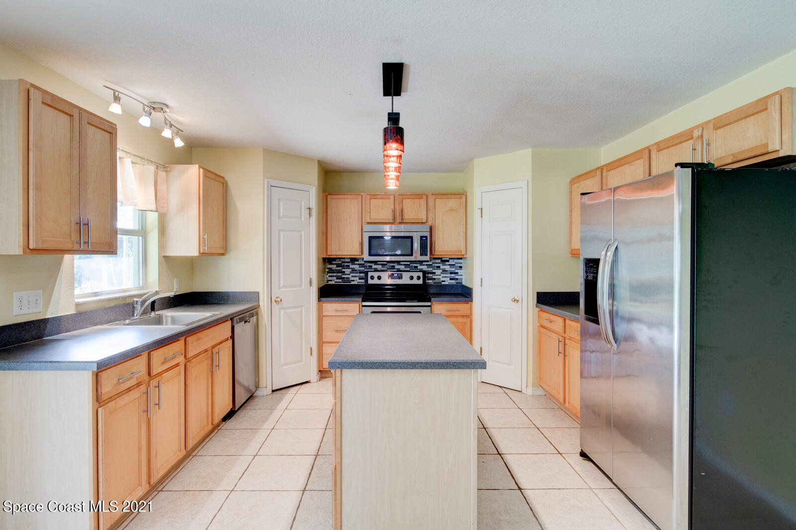 2191 Spring Creek Circle Palm Bay, FL 32905 - Photo 5 of 37 Photo-005