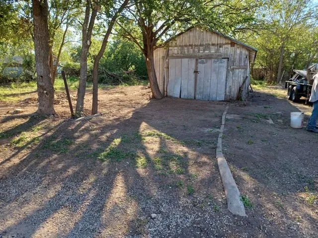 a view of a backyard of the house