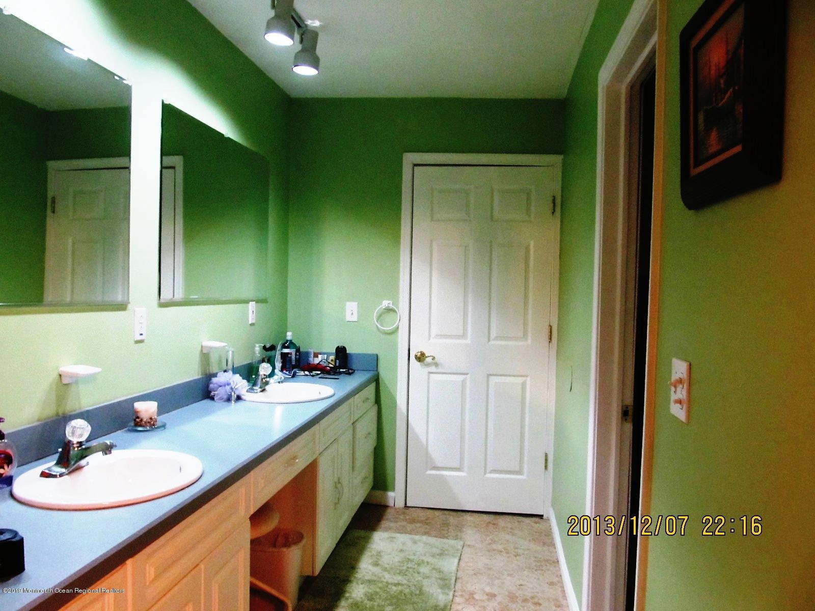 47 Oxycocus Road Manahawkin, NJ 08050 - Photo 22 of 28 47 Oxy Jack and Jill bath mls pix