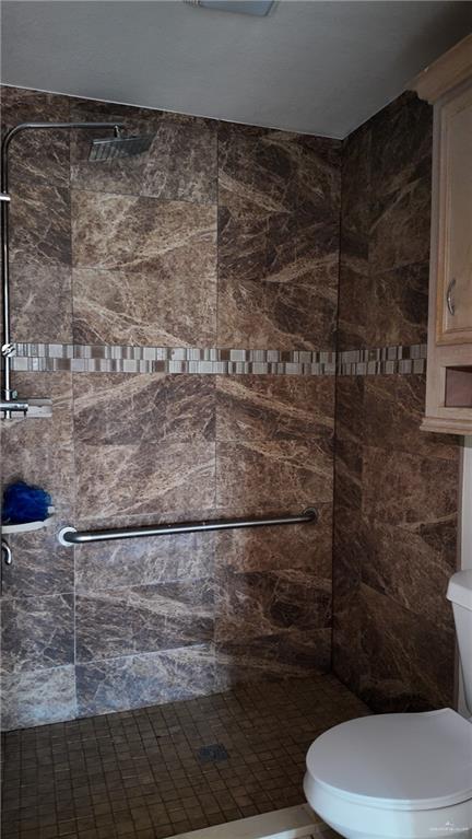 612 West Ramirez Street Rio Grande City, TX 78582 - Photo 25 of 40 a bathroom with a toilet and a shower