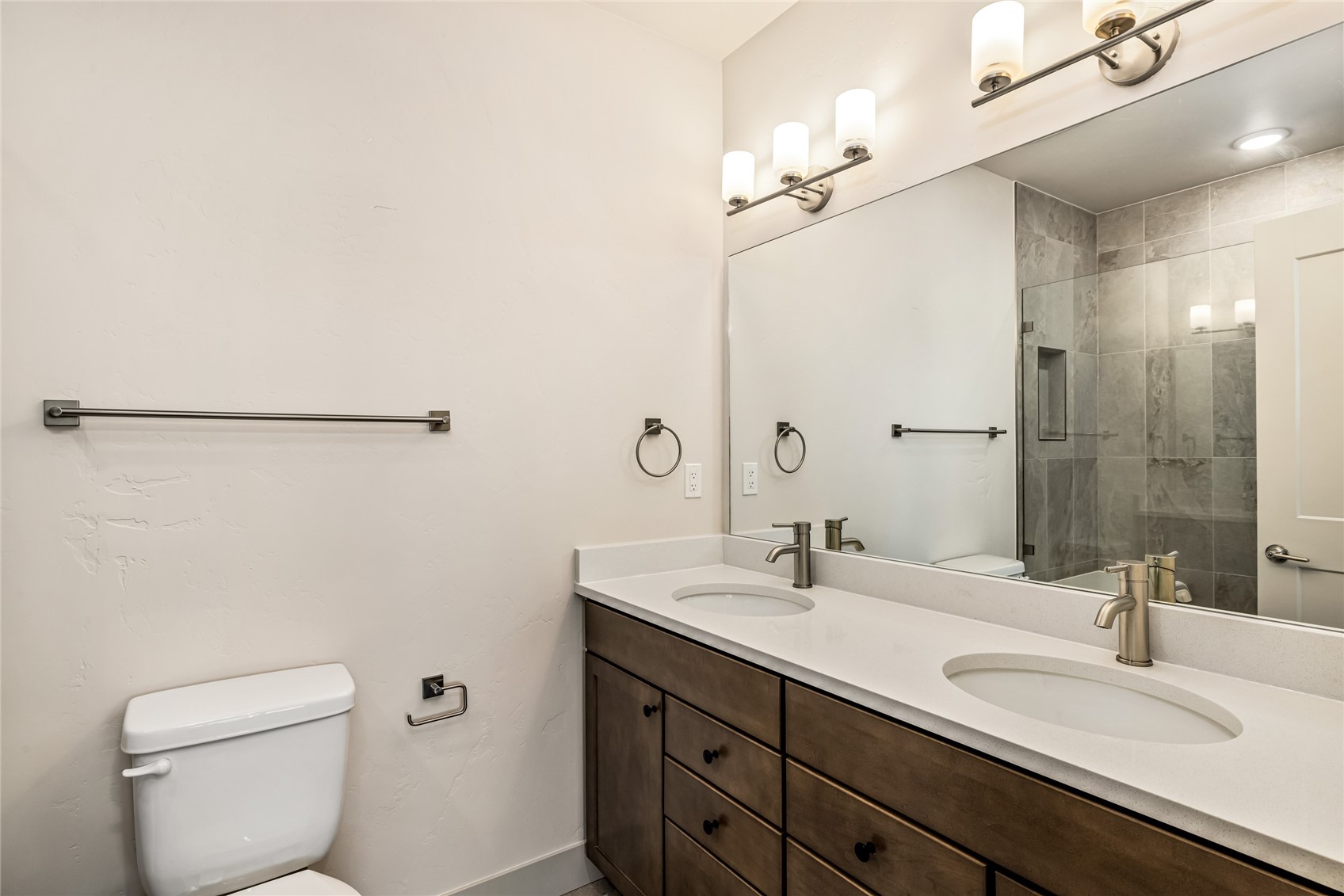 628 Montezuma Road, Unit D2 Keystone, CO 80435 - Photo 13 of 25 Primary bathroom