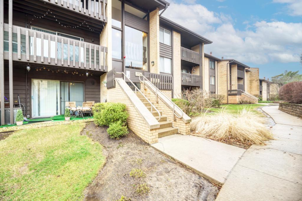 6165 Knoll Wood Road, Unit 302 Willowbrook, IL 60527 - Photo 1 of 22