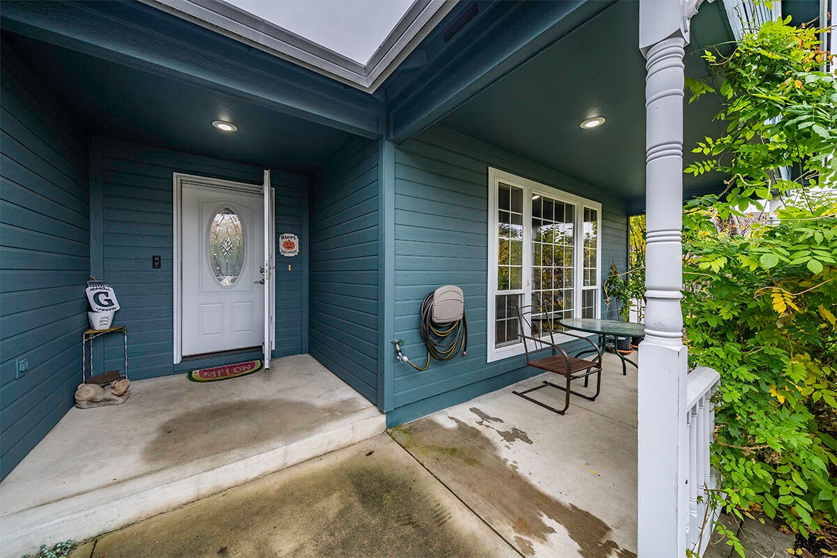 889 Win Way Eagle Point, OR 97524 - Photo 5 of 27 DSC01689
