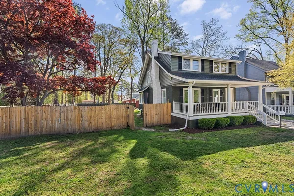 a house that is sitting in the grass
