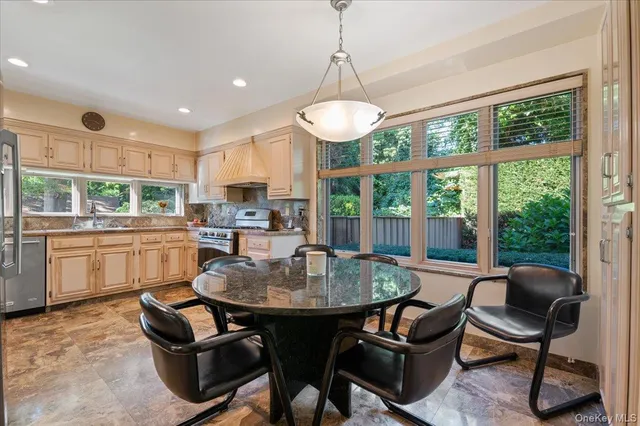 $2,950,000 | 292 Breezyway, Lawrence, NY 11559