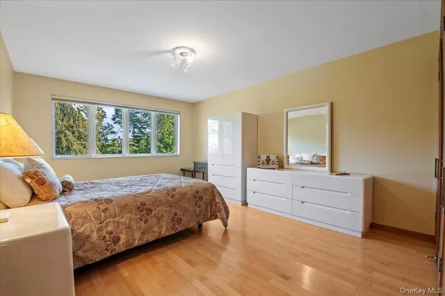 $2,950,000 | 292 Breezyway, Lawrence, NY 11559