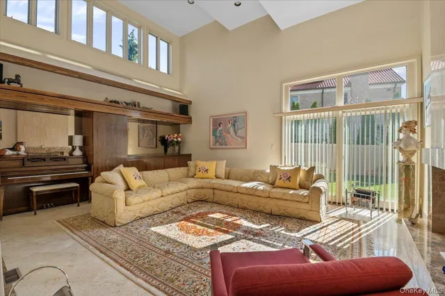 $2,950,000 | 292 Breezyway, Lawrence, NY 11559