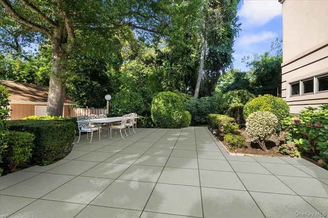 $2,950,000 | 292 Breezyway, Lawrence, NY 11559