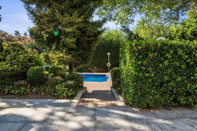 $2,950,000 | 292 Breezyway, Lawrence, NY 11559