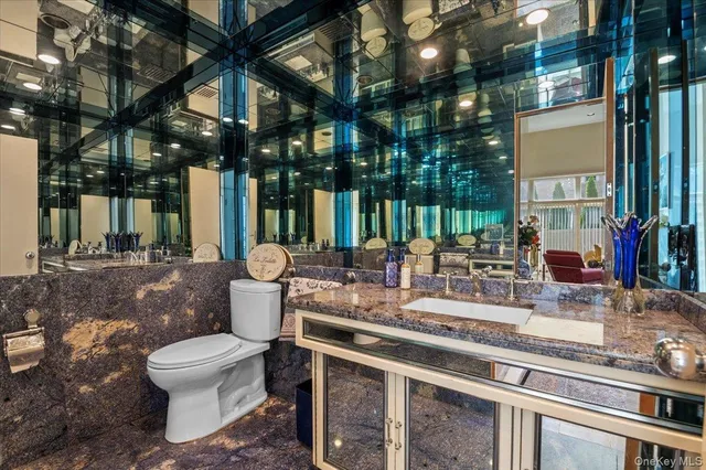 $2,950,000 | 292 Breezyway, Lawrence, NY 11559