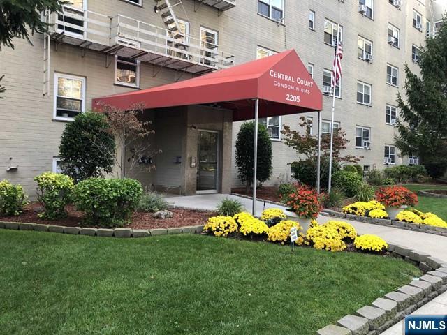 a view of a house with a backyard