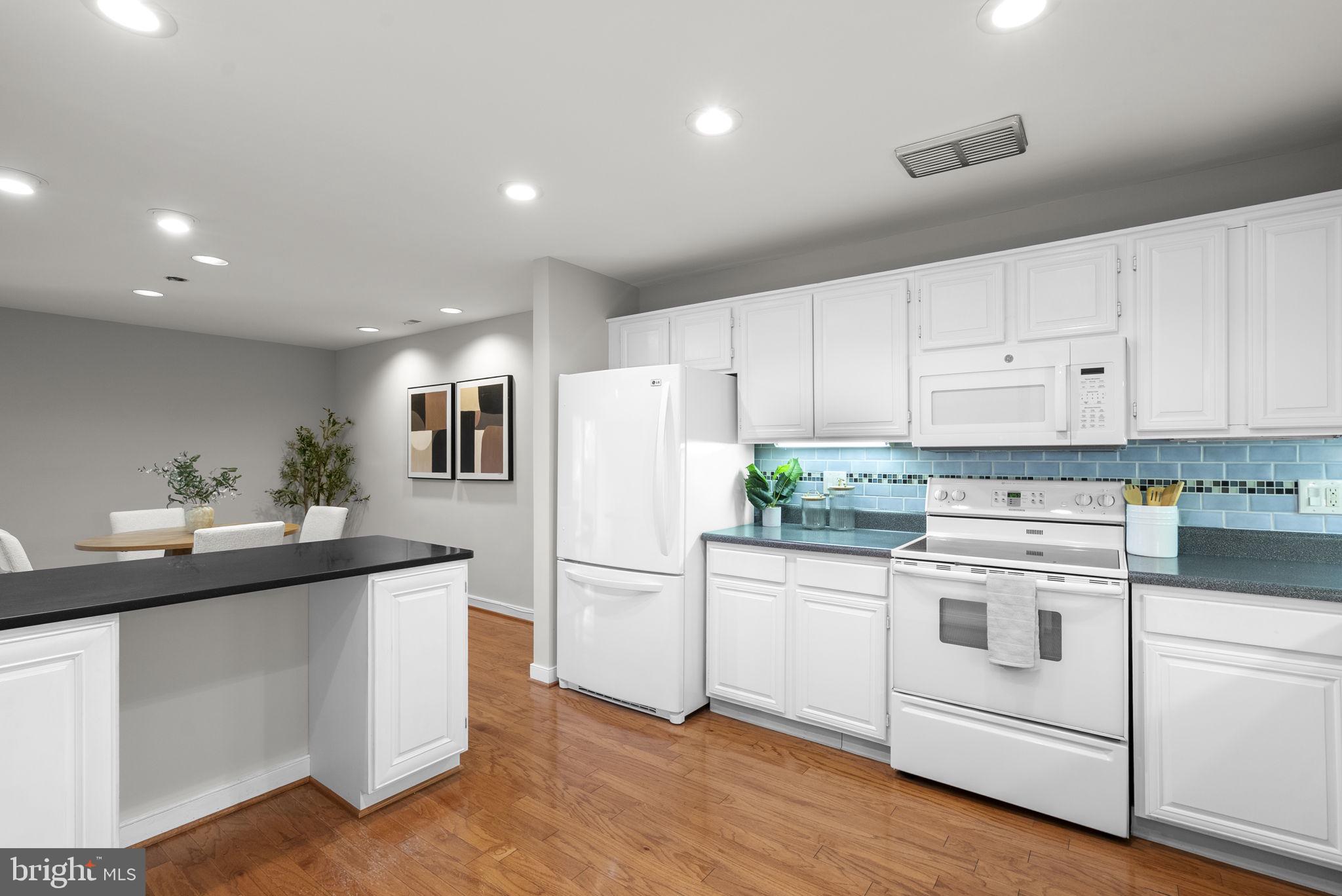 11420 Strand Drive, Unit R010 Rockville, MD 20852 - Photo 15 of 56 Kitchen