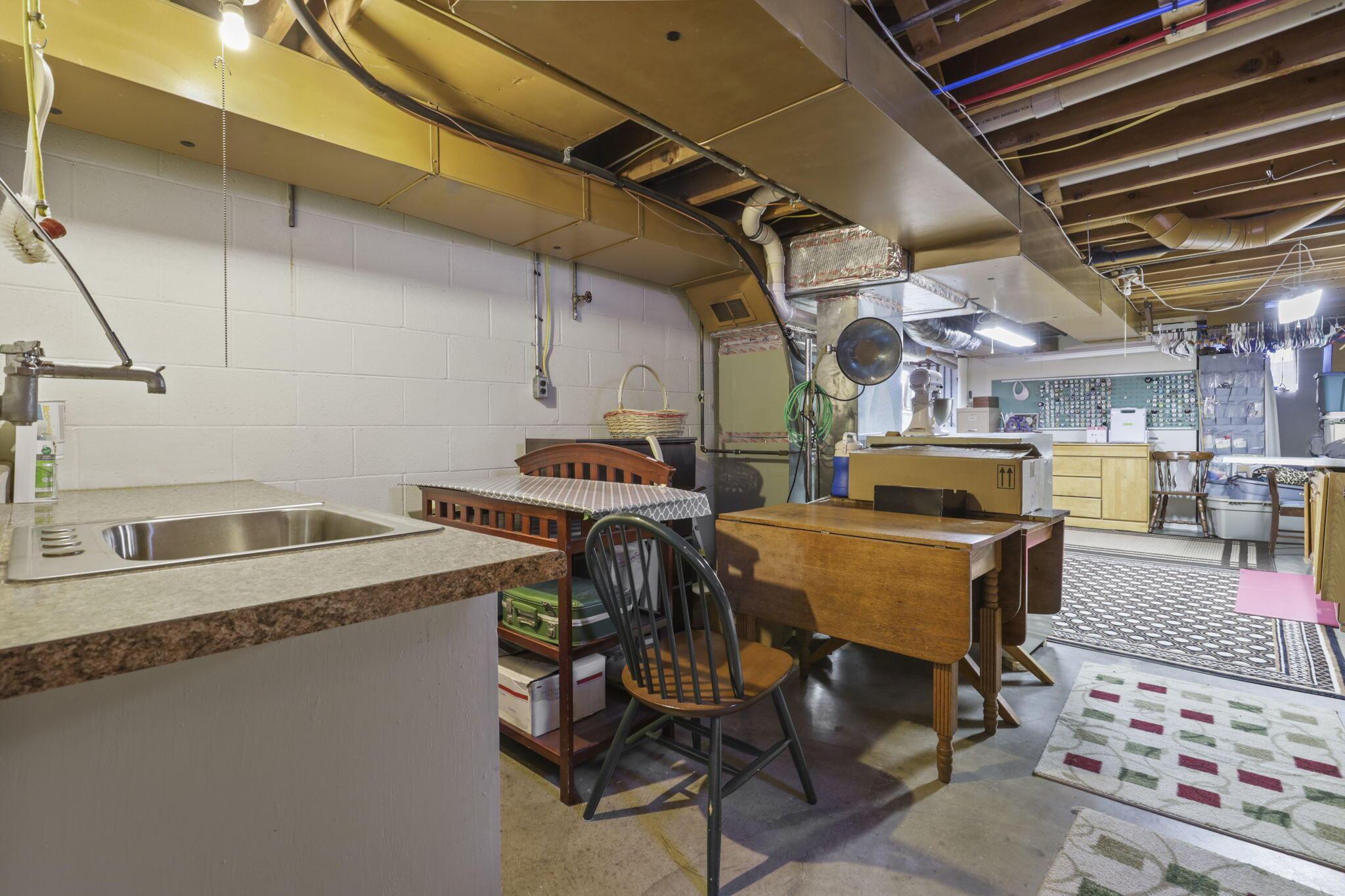 204 Boving Road Lancaster, OH 43130 - Photo 35 of 56 Shop Area w/Sink