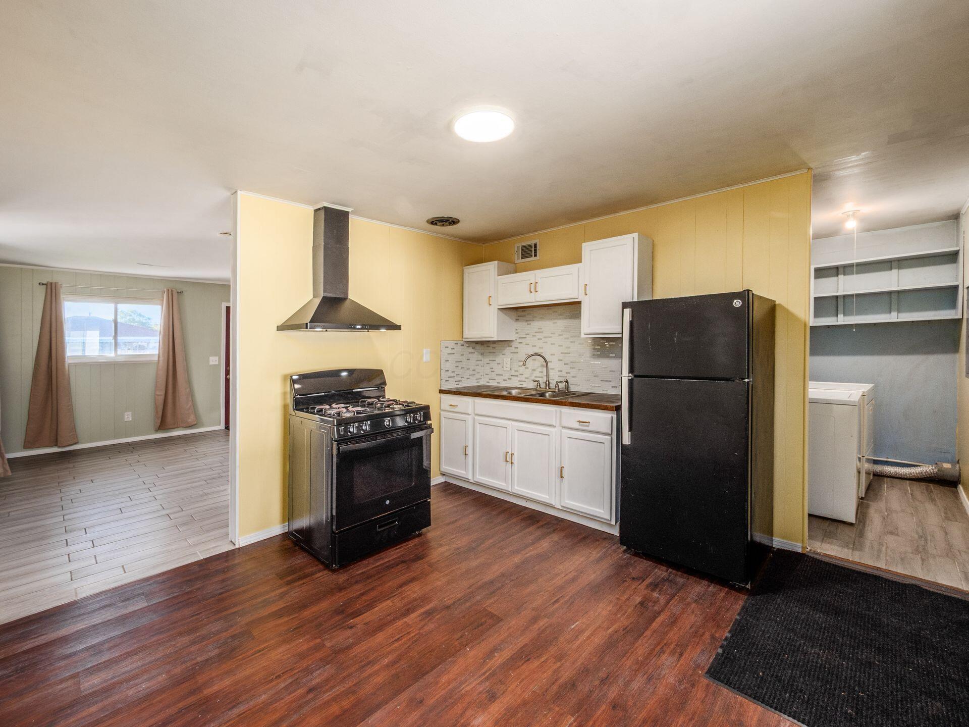 884 Bruckner Road Columbus, OH 43207 - Photo 11 of 29 New Laminate Flooring, New Cabinets with Hardware added
