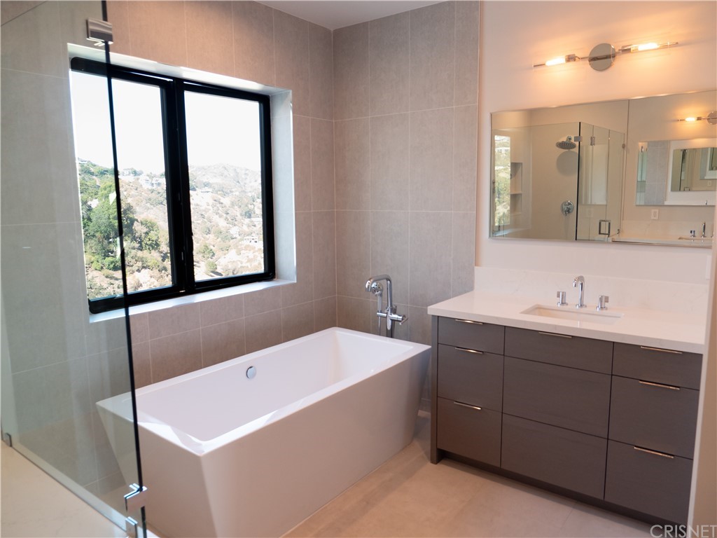 8184 Mannix Drive Los Angeles, CA 90046 - Photo 20 of 53 a bathroom with a tub sink and mirror