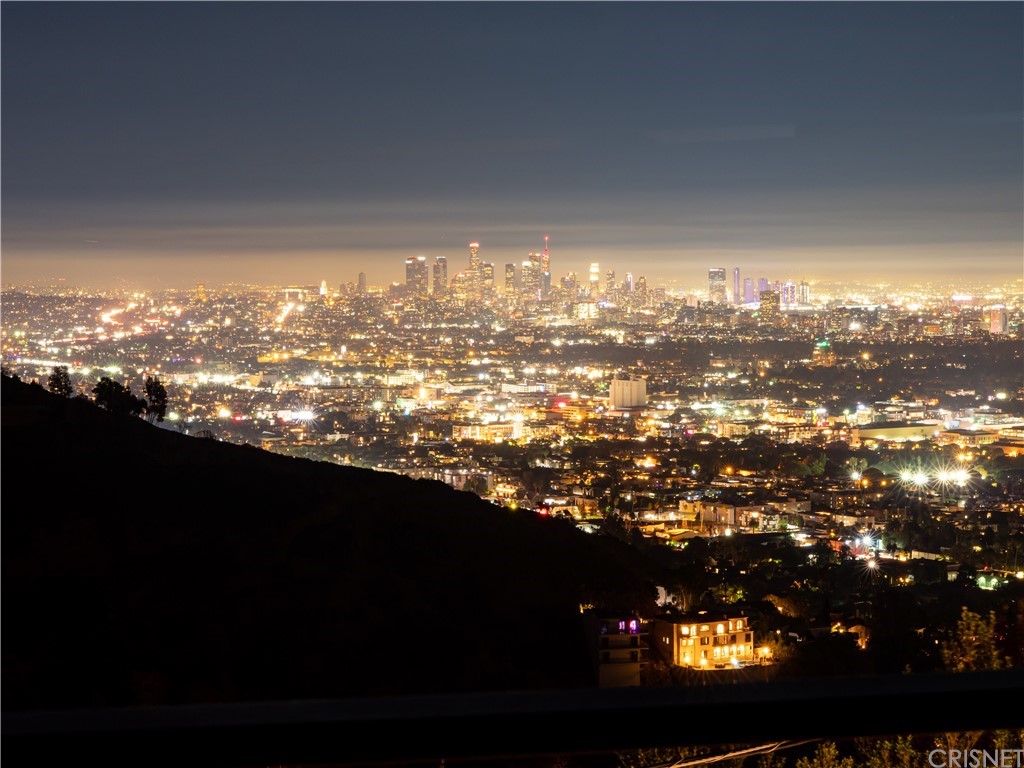 8184 Mannix Drive Los Angeles, CA 90046 - Photo 33 of 53 a view of a city