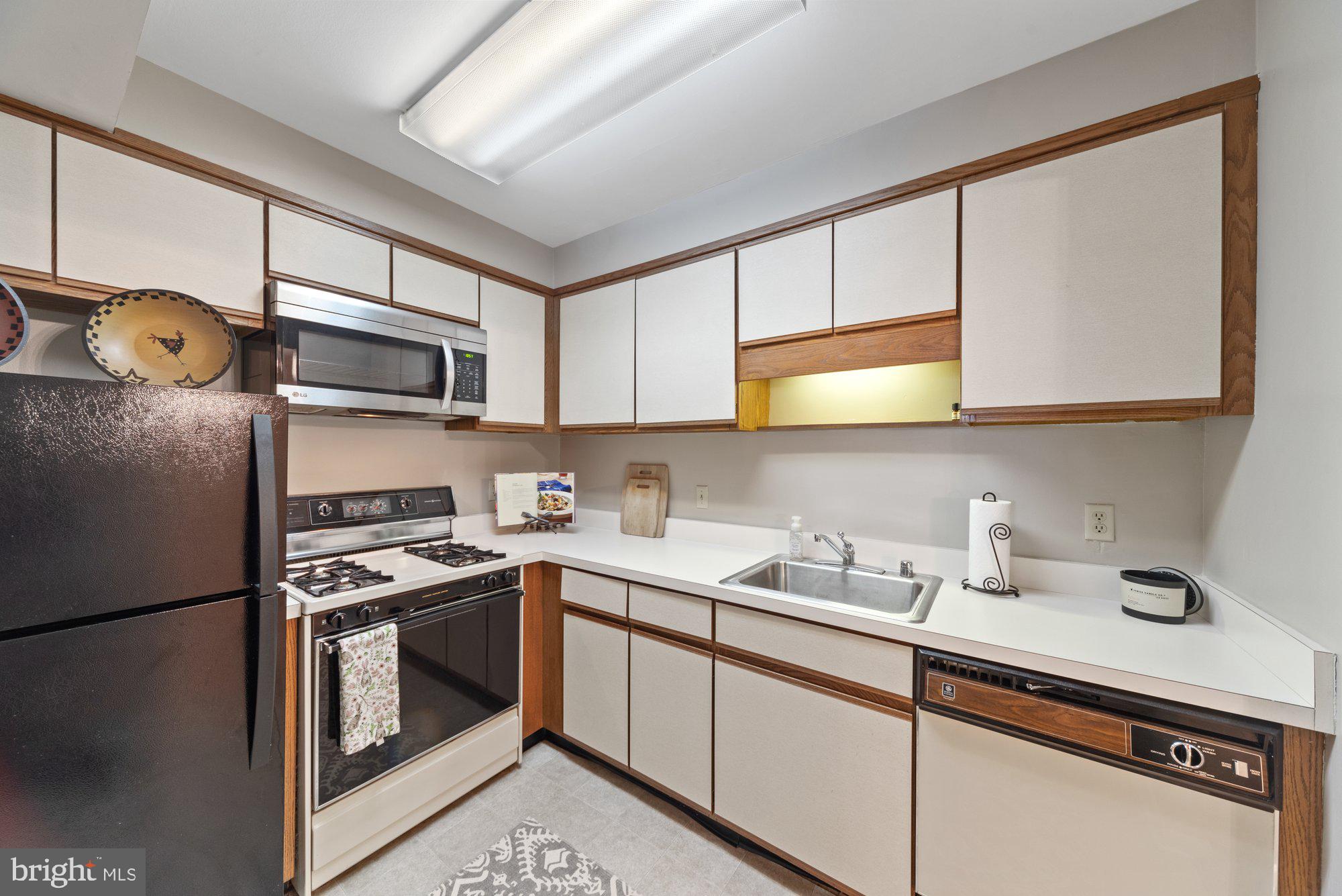 519 Epsom Road, Unit TB Towson, MD 21286 - Photo 7 of 24 Kitchen has a decent layout...