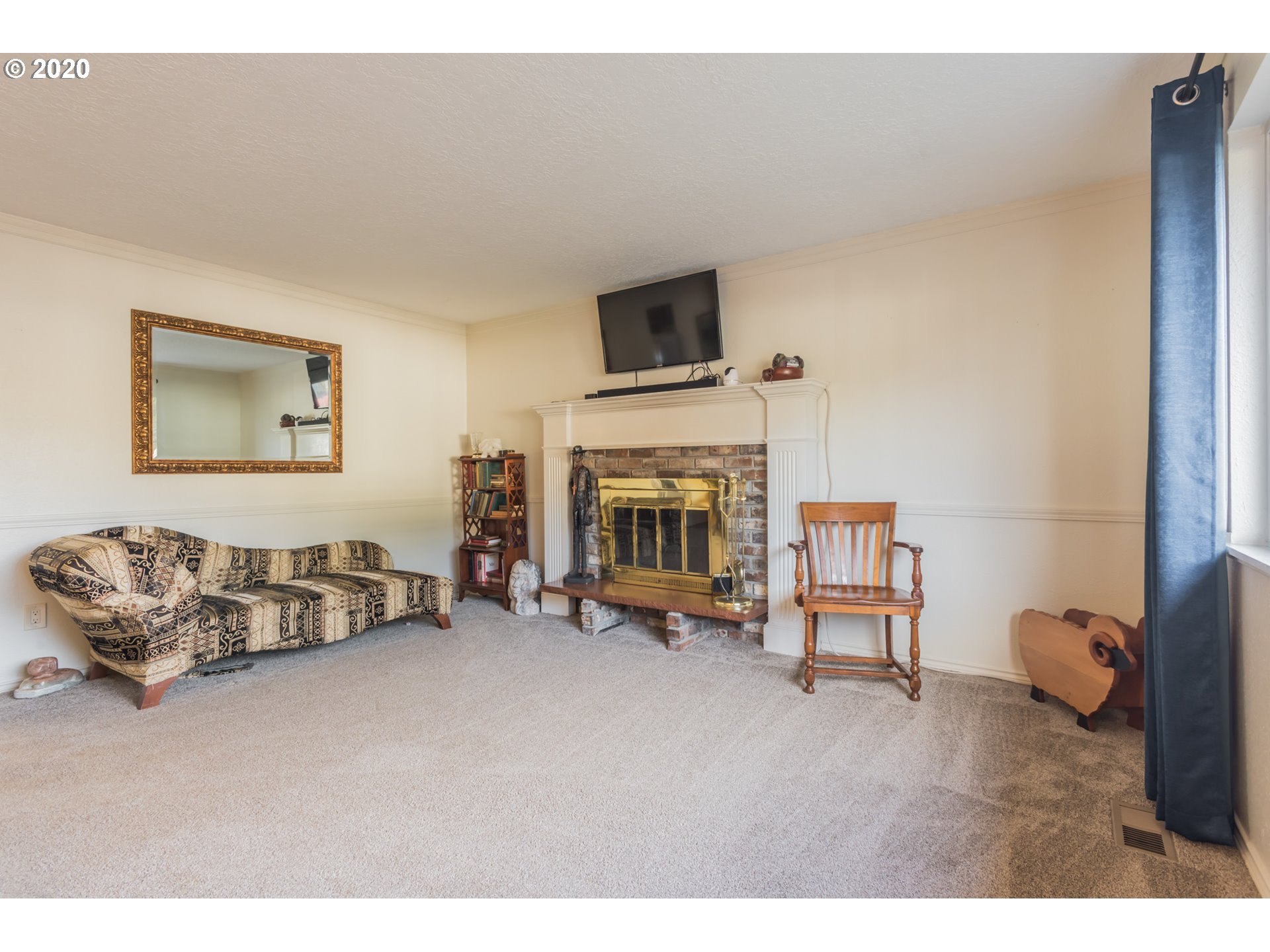 3670 Southwest 2nd Street Gresham, OR 97030 - Photo 5 of 30 Living Room