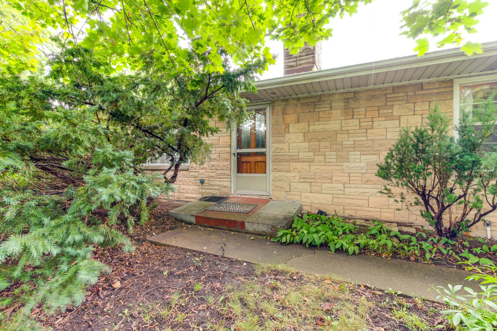 260 North St Marys Road Libertyville, IL 60048 - Photo 2 of 34 a front view of a house with garden