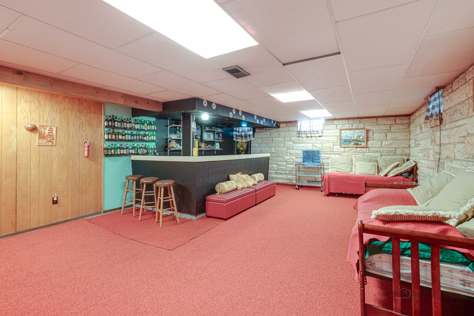 260 North St Marys Road Libertyville, IL 60048 - Photo 25 of 34 a living room with furniture a window and a table