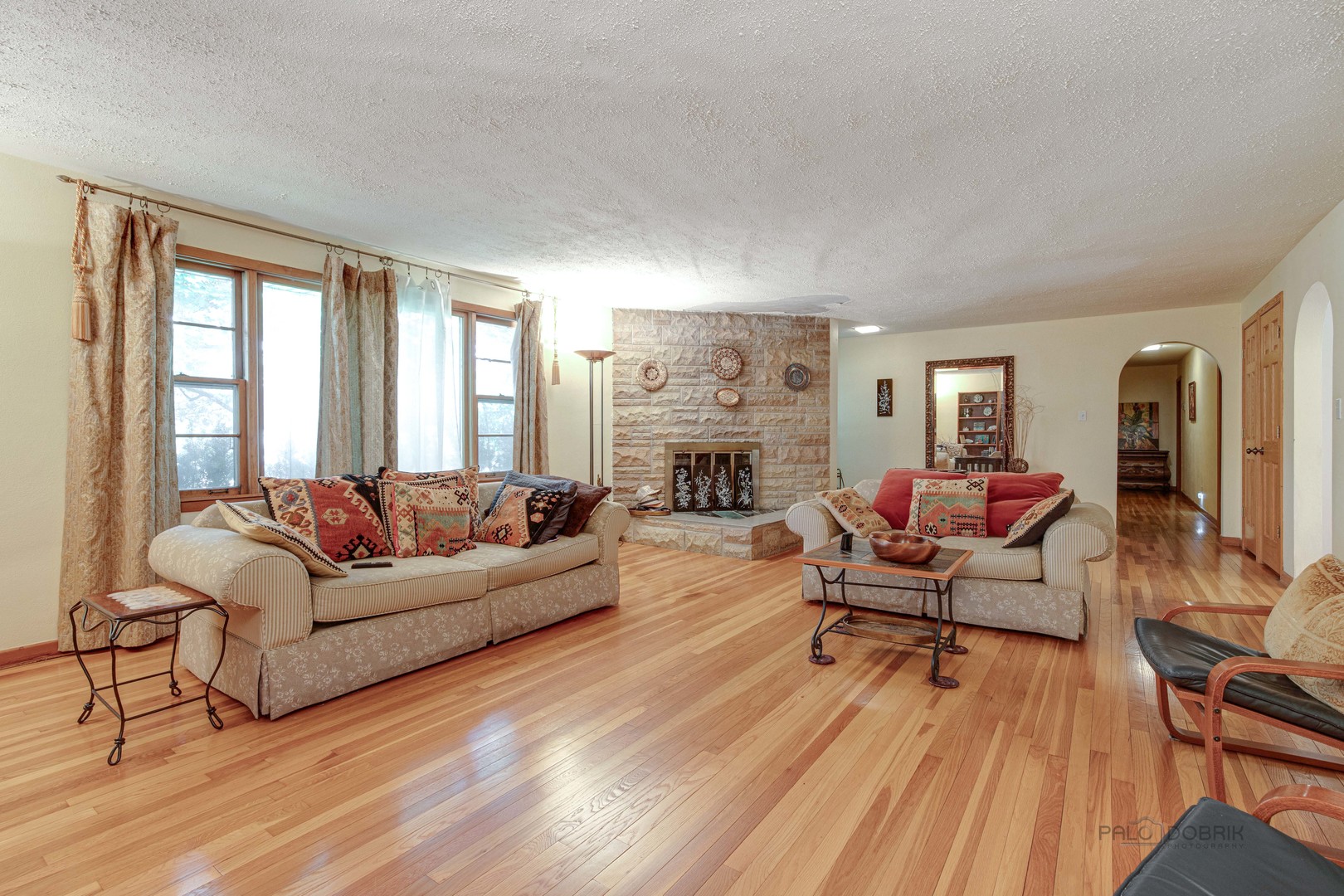 260 North St Marys Road Libertyville, IL 60048 - Photo 5 of 34 a living room with furniture and a fireplace