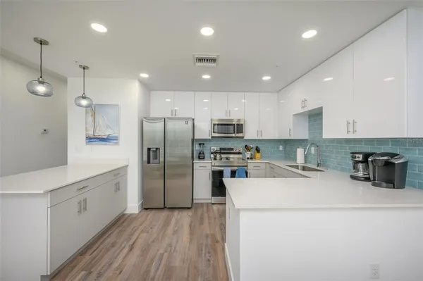 $3,600 | 1703 North Tamiami Trail, Unit 207, Sarasota, FL 34236