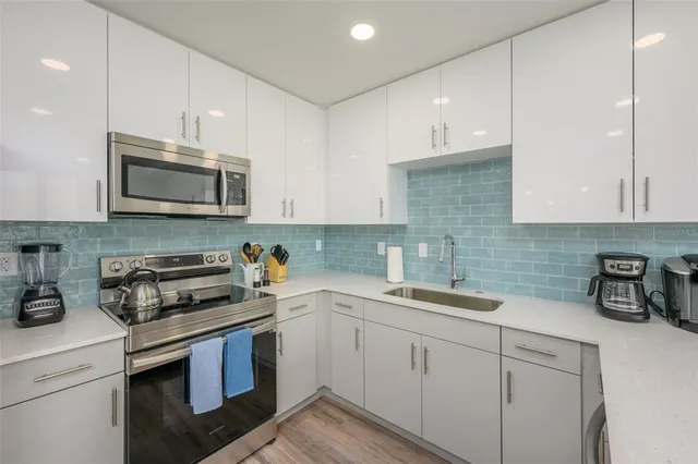 $3,200 | 1703 North Tamiami Trail, Unit 207, Sarasota, FL 34236