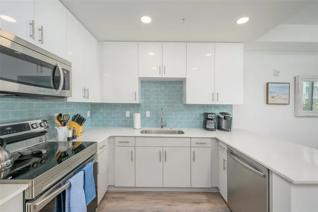 $3,200 | 1703 North Tamiami Trail, Unit 207, Sarasota, FL 34236