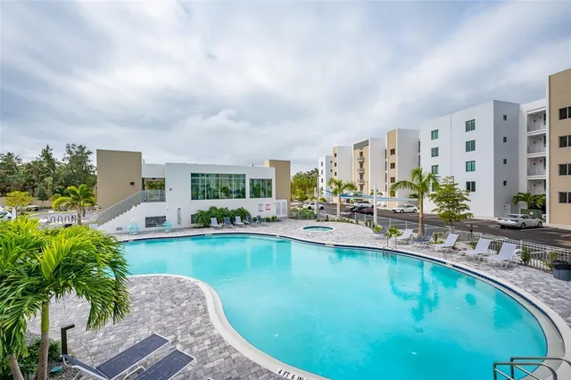 $3,200 | 1703 North Tamiami Trail, Unit 207, Sarasota, FL 34236