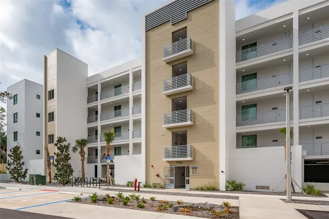 $3,200 | 1703 North Tamiami Trail, Unit 207, Sarasota, FL 34236